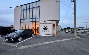 むすびての外観（夕方）