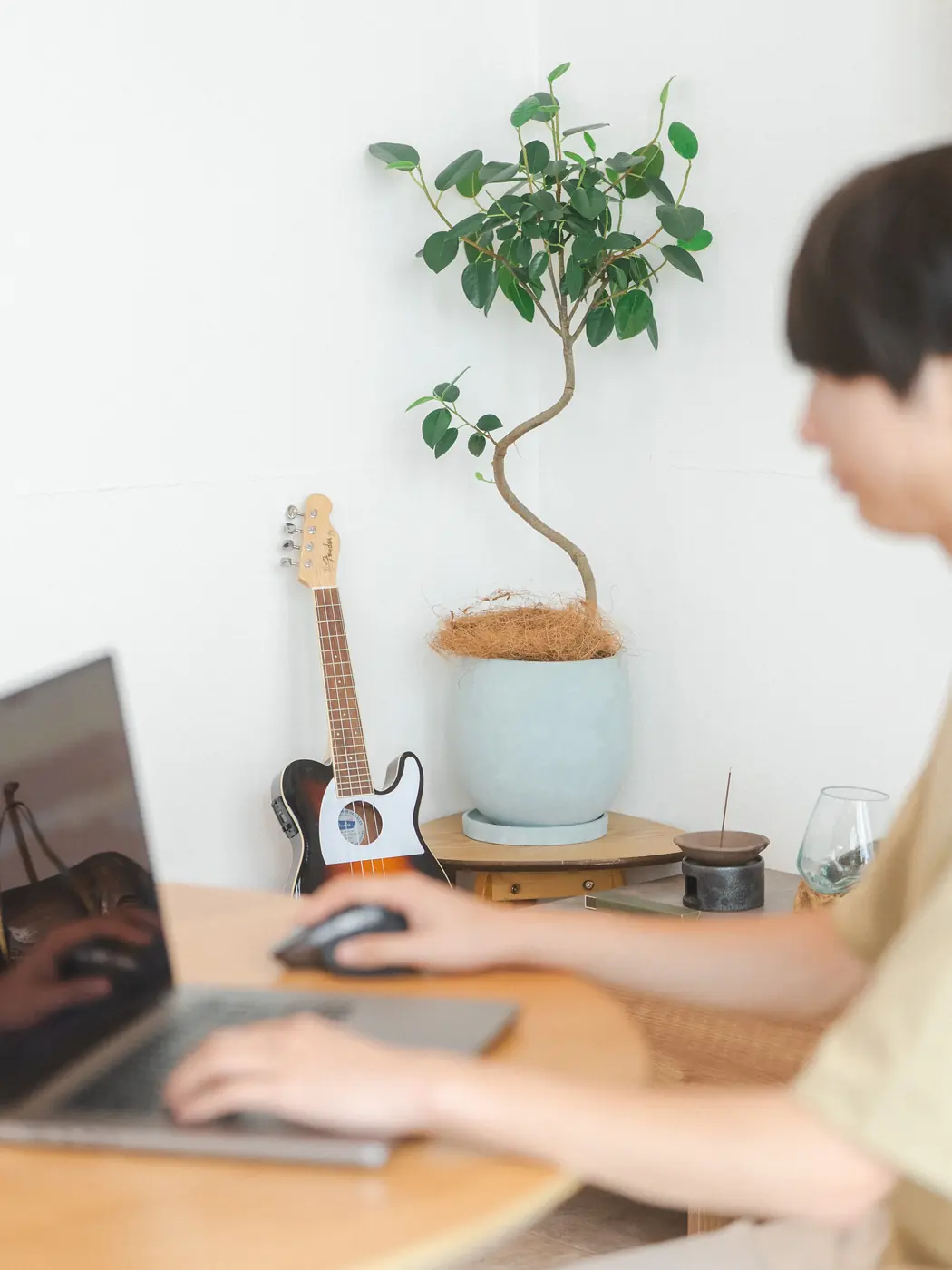 デスクで作業するスタッフ
