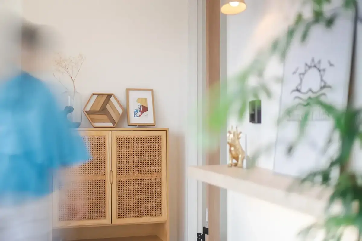 オフィスを行き来するスタッフ