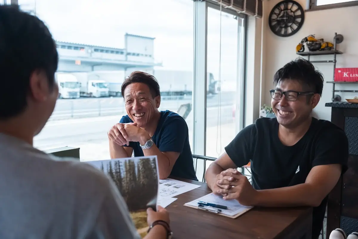 コンテナハウスの中で打ち合わせをする人たち