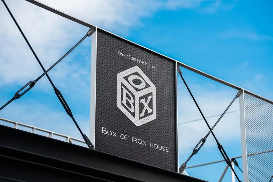 BOX OF IRON HOUSE のサイン看板