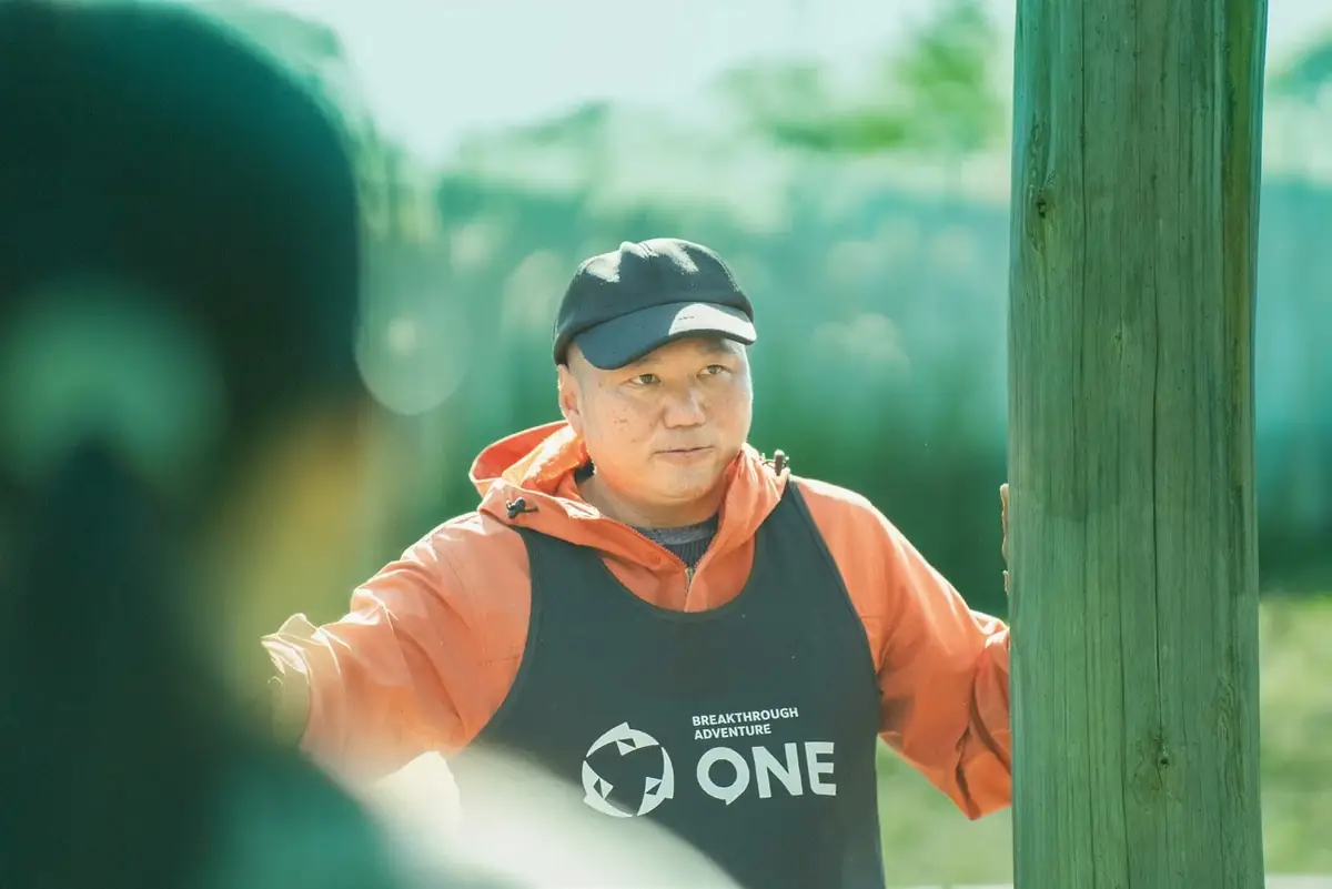 ONE のキャップを被ったスタッフ