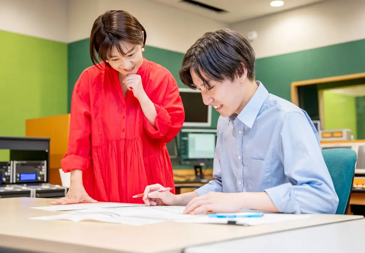 FM GUNMA のオフィスで打ち合わせをする社員