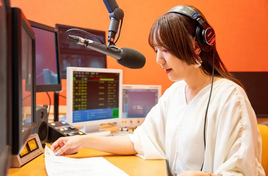 スタジオでマイクに向かうパーソナリティ