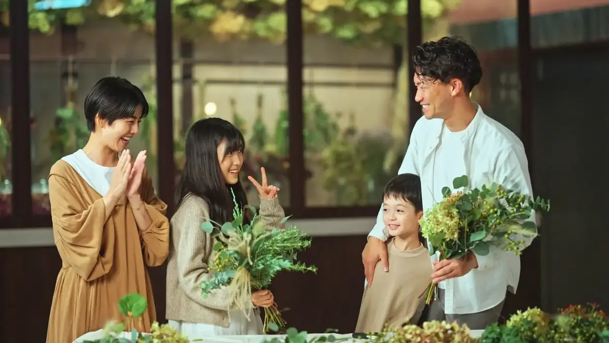 温室で花を選ぶ家族(Gunma Flower Park+ の撮影)