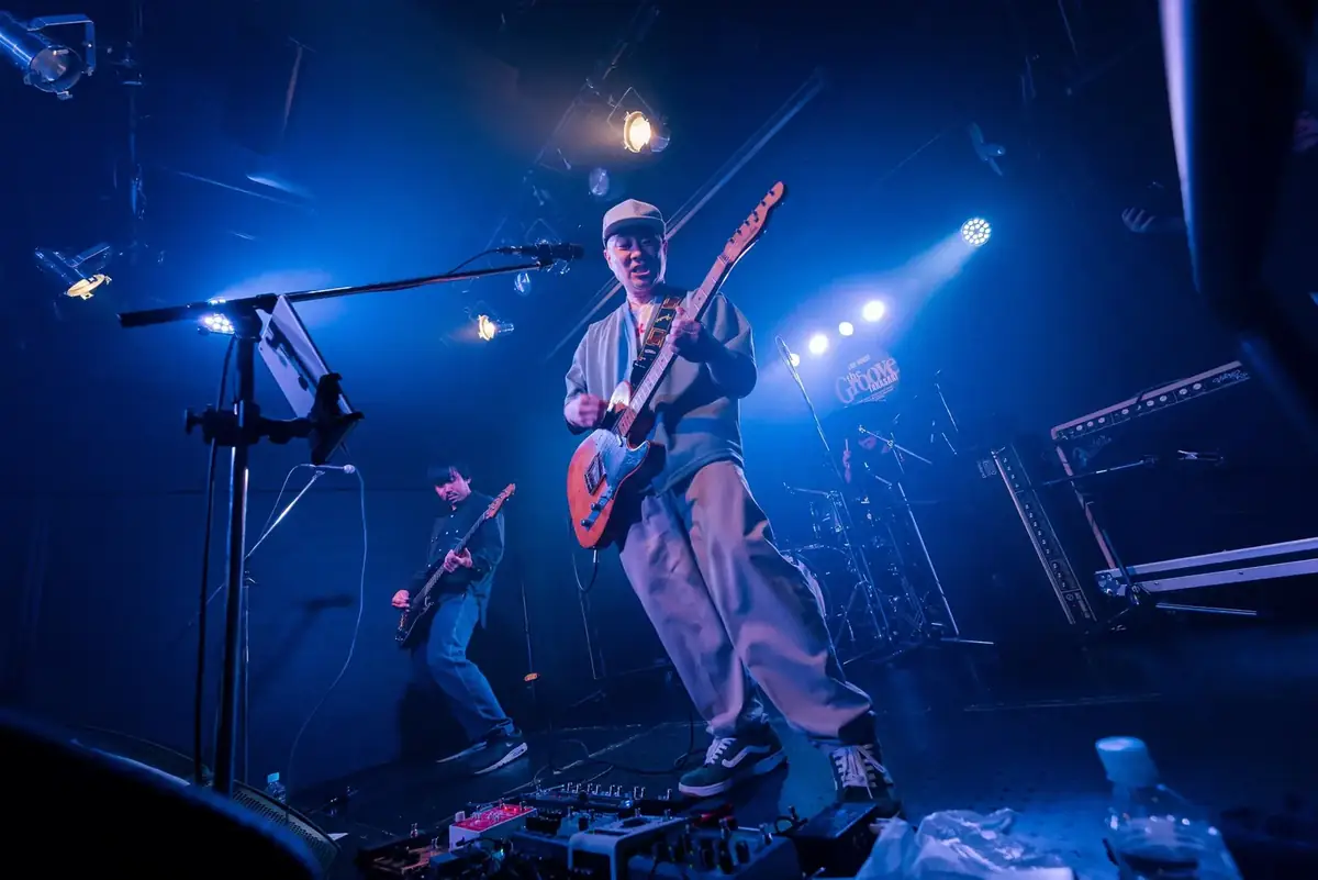 ライブで演奏する秀吉のメンバー