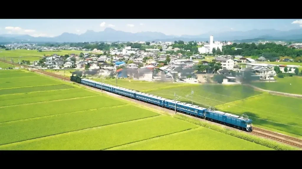田園地帯を走る JR東日本高崎支社管内の列車（空撮）
