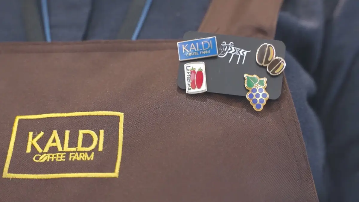 KALDI COFFEE FARM のエプロンに付けられたピンバッジ