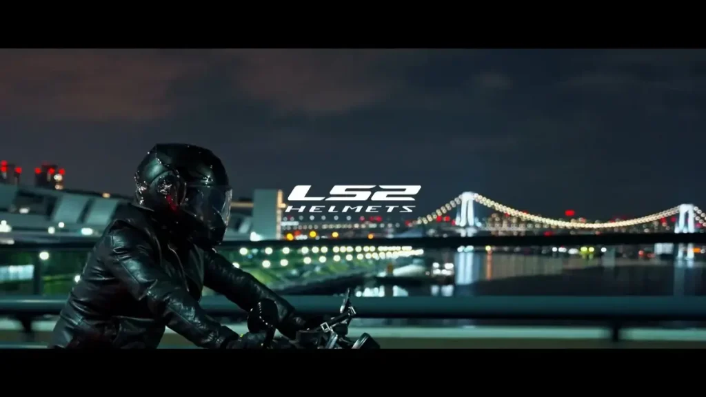 夜の湾岸を走る LS2 ヘルメット着用のライダー（LS2 Helmets Japan ブランディング動画より）