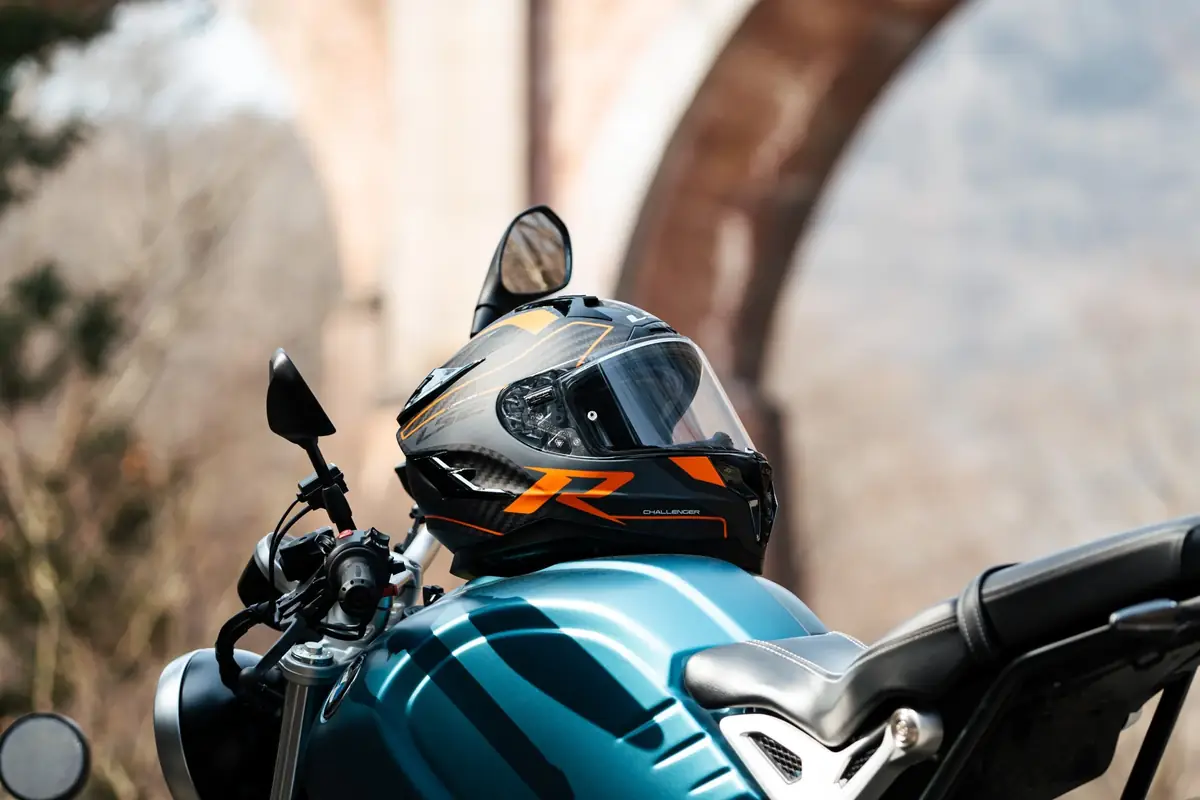 バイクのタンクに置かれた LS2 のフルフェイスヘルメット