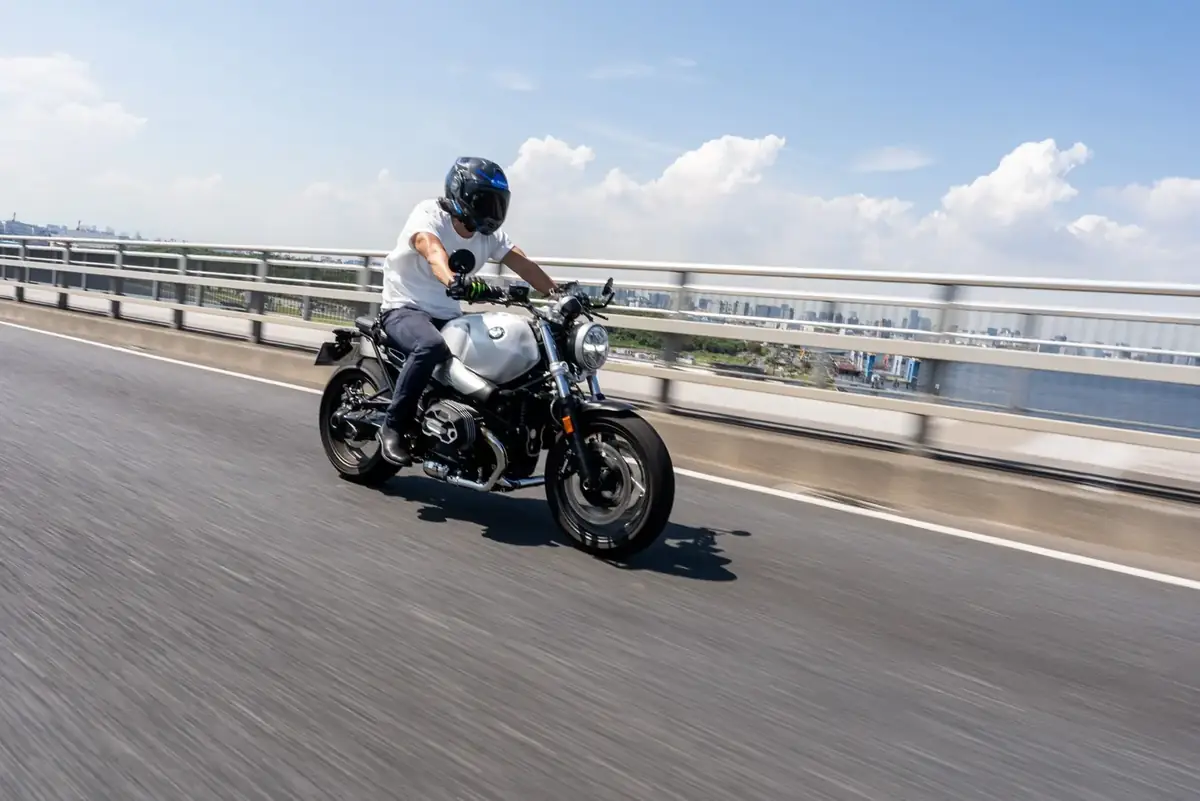 橋の上を走行するバイクとライダー