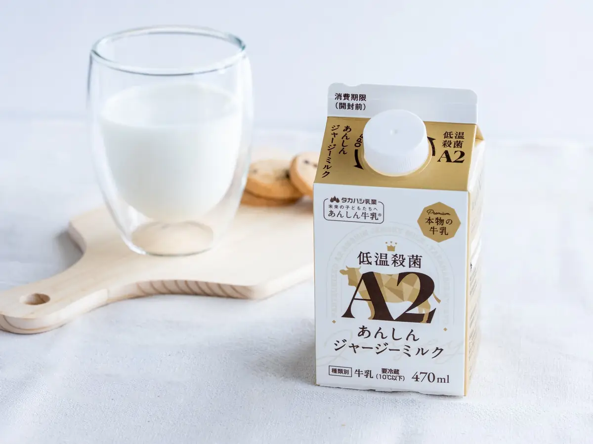 パッケージとグラスに注いだ牛乳