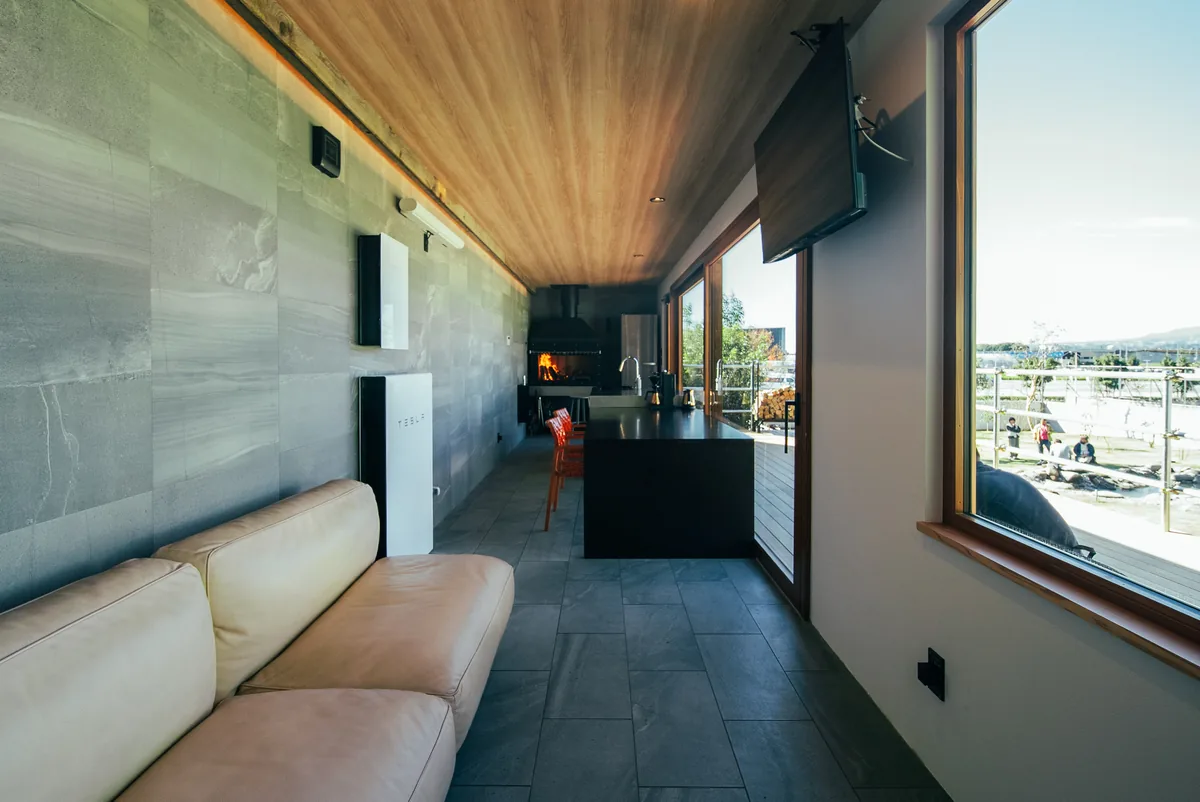 窓から景色が見える回廊のソファ(THE W RELAX GARDEN RESORT)